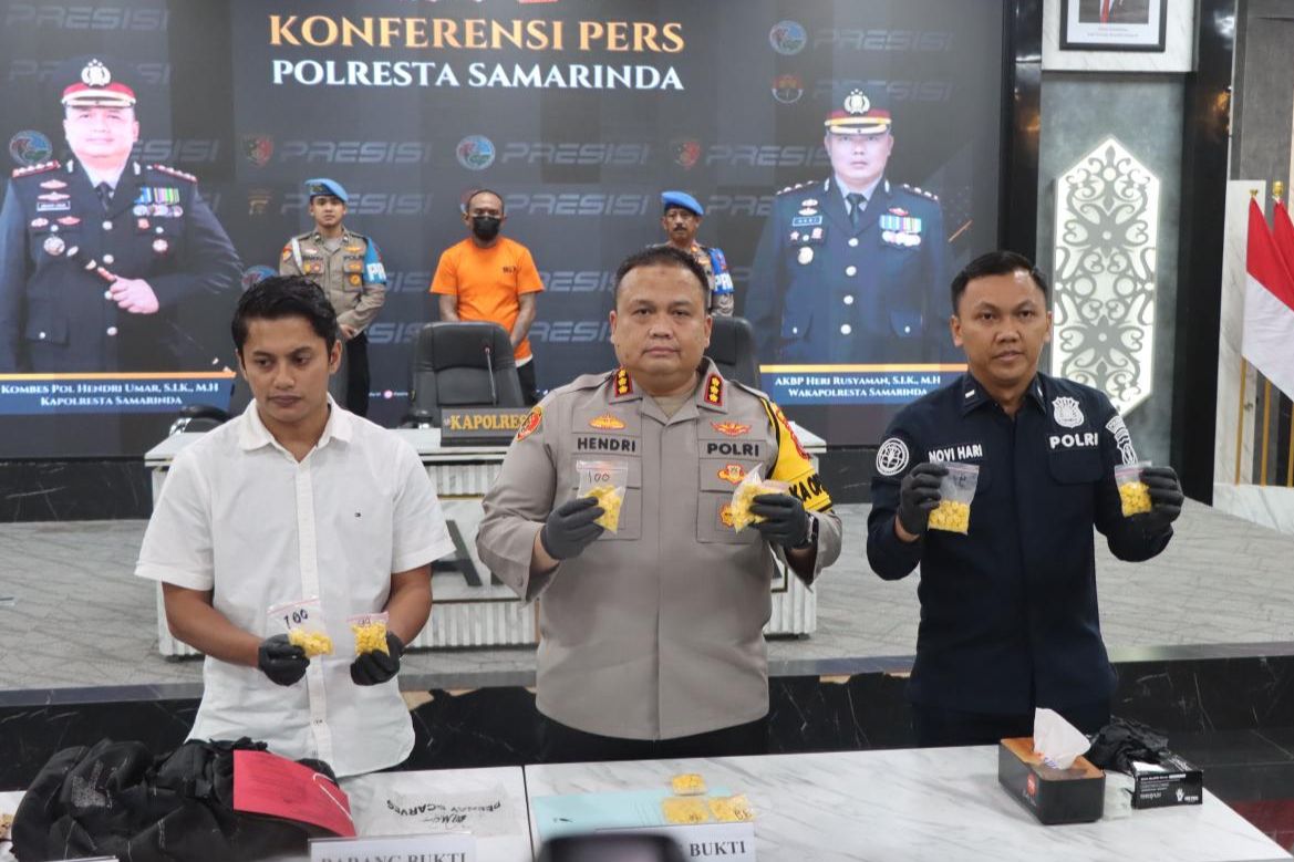 Kurir Narkoba Asal Surabaya Ditangkap di Samarinda, 987 Butir Ekstasi TMT Siap Diedarkan untuk Tahun Baru