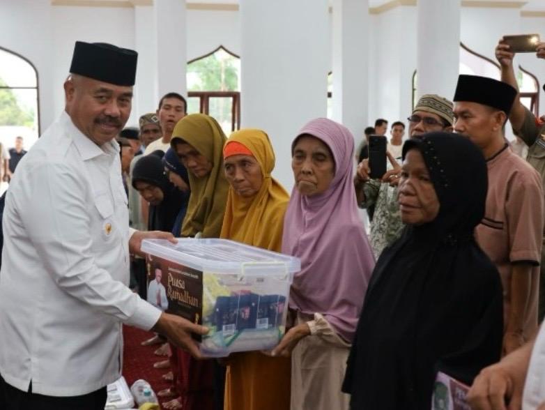 Bupati Kukar Serahkan Bantuan dalam Silaturahmi Ramadan di Kota Bangun Darat