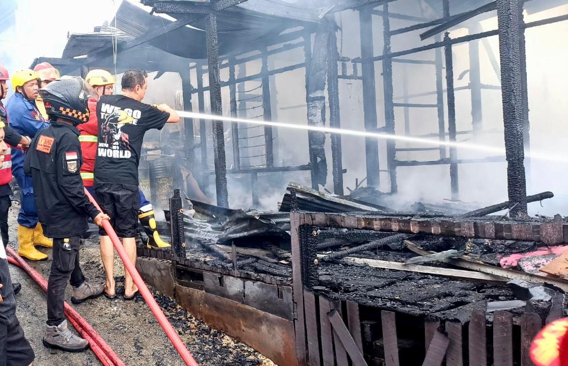 Dua Rumah di Permukiman Padat Penduduk Kota Balikpapan Ludes Dilahap Api