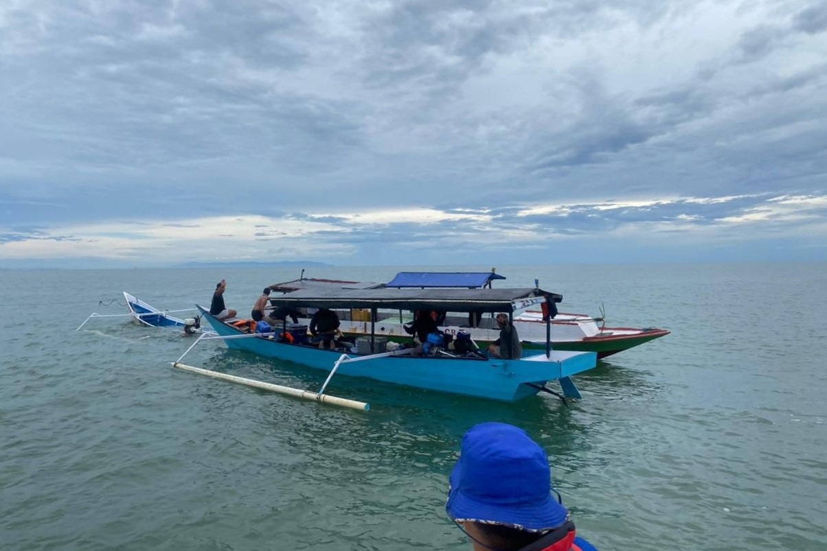 Perahu Terbalik, 2 Pemancing Nyaris Hilang di Teluk Lombok akibat Cuaca Buruk