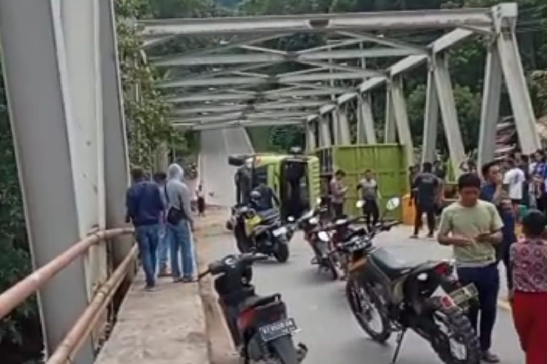 Ditemukan Alat Isap Dalam Truk yang Terguling di Jembatan Kelay Berau, Diduga Sopir Pakai Sabu