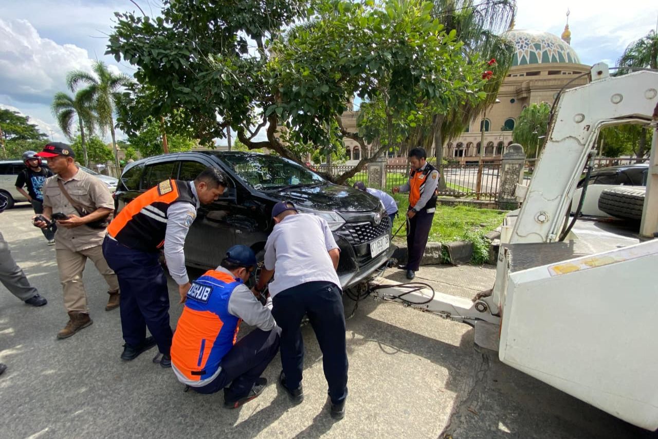 Dishub Samarinda Derek Mobil Parkir Sembarangan di Jalan Anggi