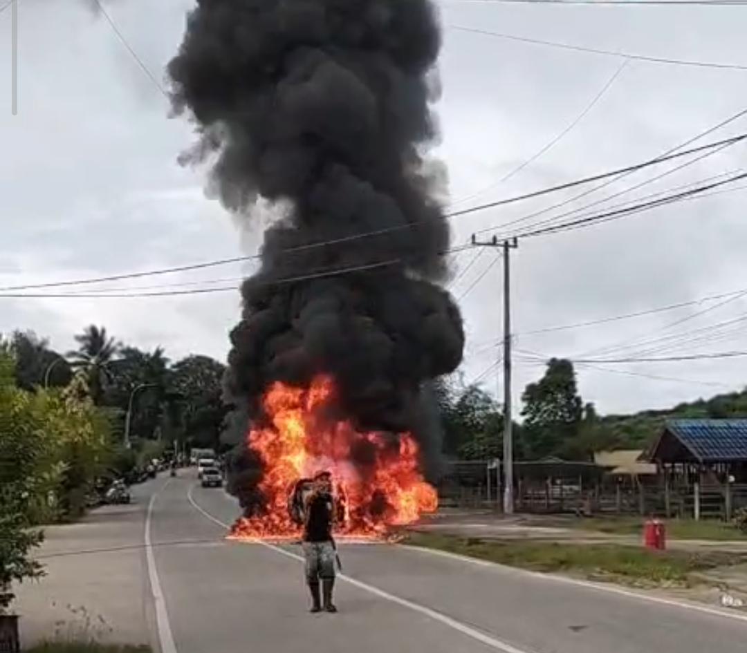 Diduga Pengetap BBM, Sebuah Mobil Terbakar di Tenggarong 