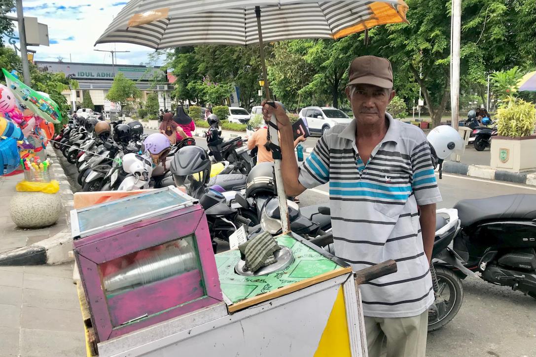 Jajanan Legendaris 'Es Tung Tung' Mencoba Bertahan di Tengah Gempuran Es Krim Kekinian