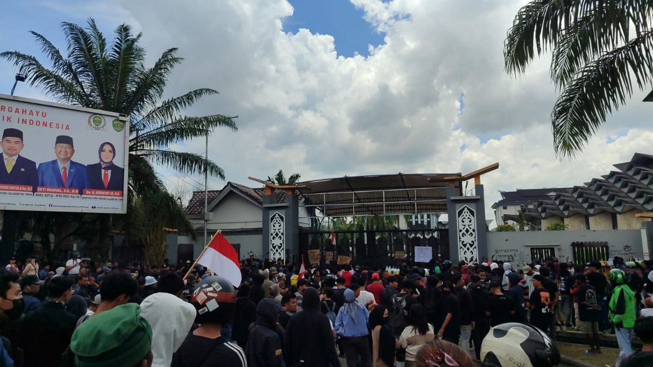 Ojol-Mahasiswa Bersatu Geruduk Kantor DPRD Kaltim