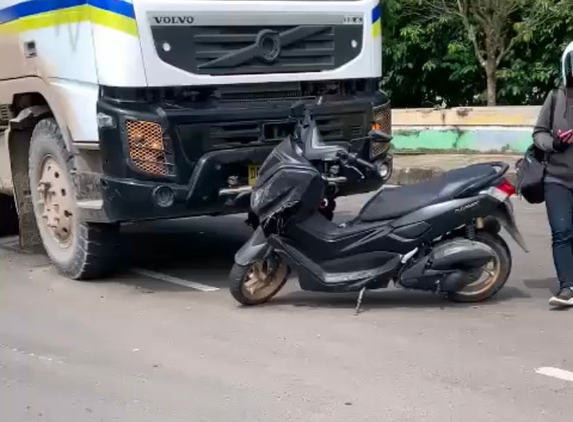 Gara-gara Mengantuk, Pengendara Motor di Paser Tabrak Truk Trailer yang Sedang Parkir