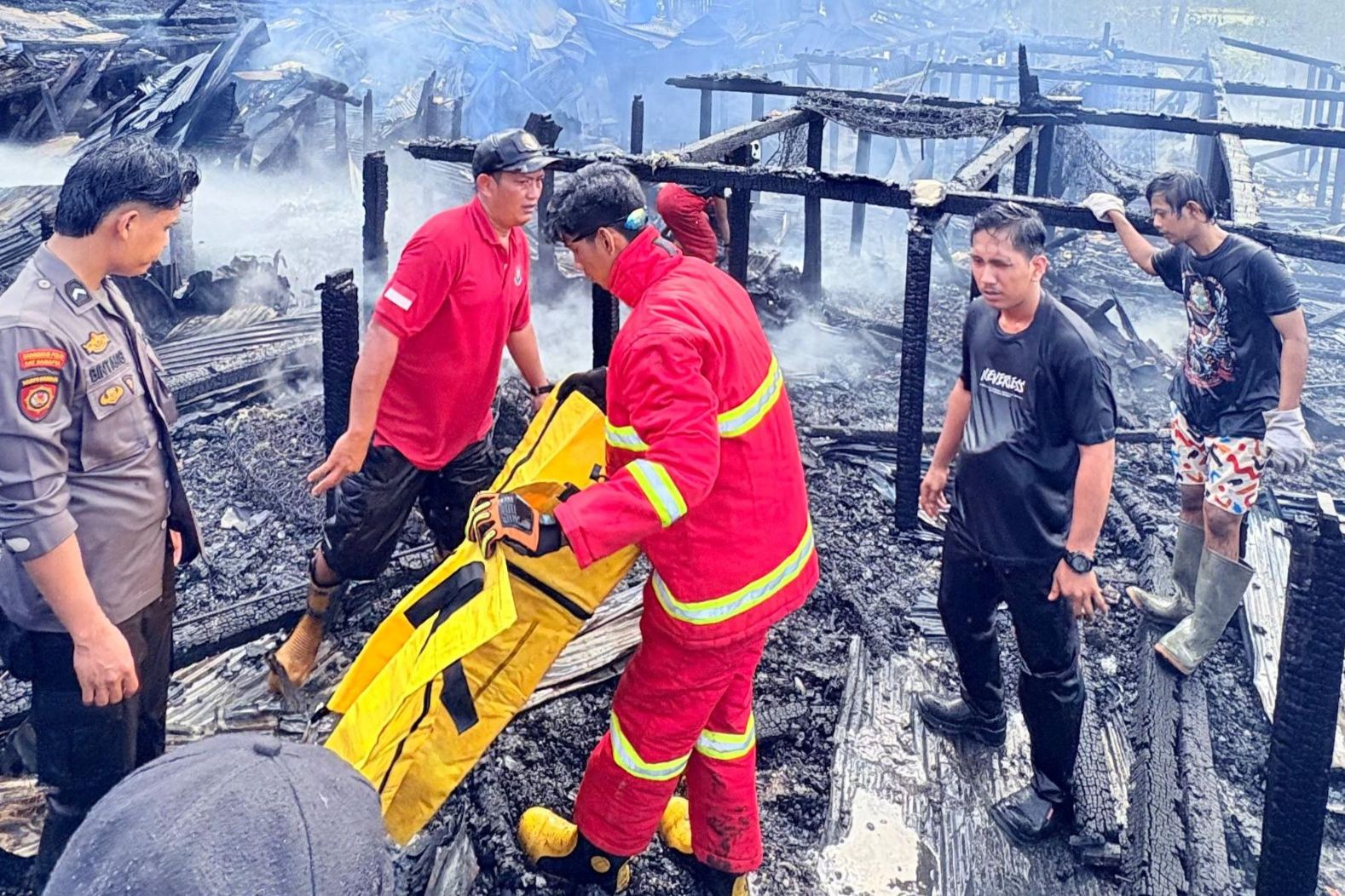 Kebakaran di Sangasanga:  6 Rumah Ludes Terbakar, 1 Lansia Tewas, 8 KK Kehilangan Rumah
