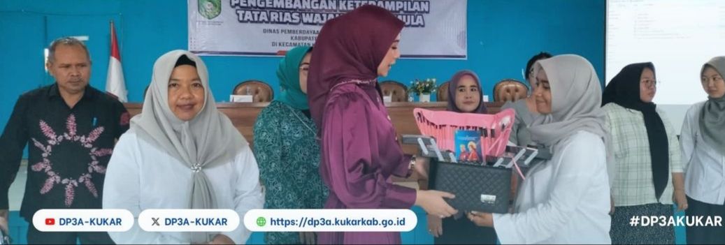 Ibu-Ibu di Kembang Janggut Dapat Pelatihan Merias Wajah