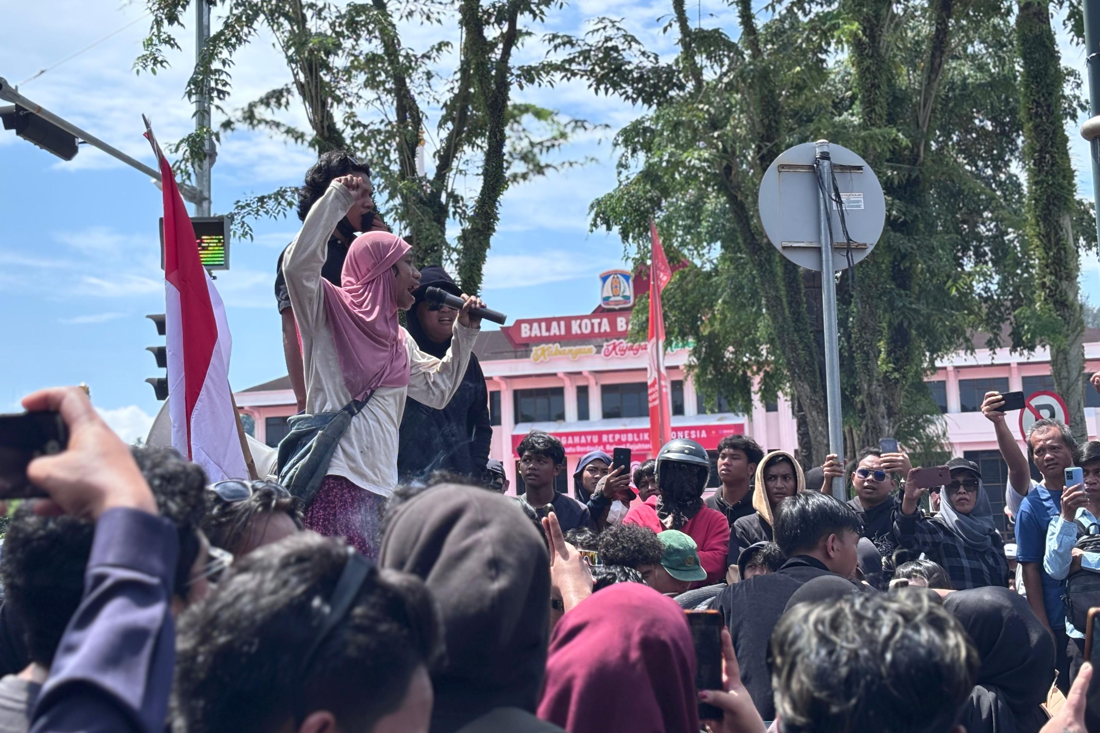 Emak-emak Orasi Curhat Anaknya Dipersulit untuk Sekolah, Begini Kata Wakil Ketua DPRD Balikpapan