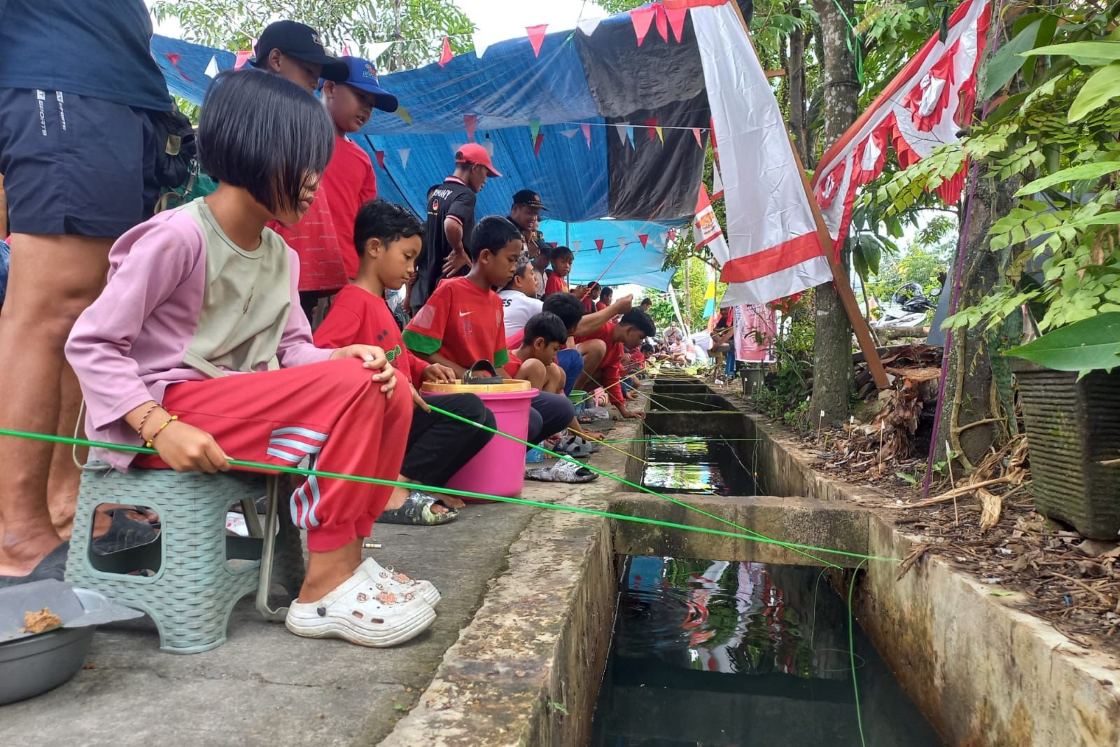 Saluran Sanitasi Disulap Jadi Kolam, Anak-anak Samarinda Adu Pancing di Tengah Pemukiman