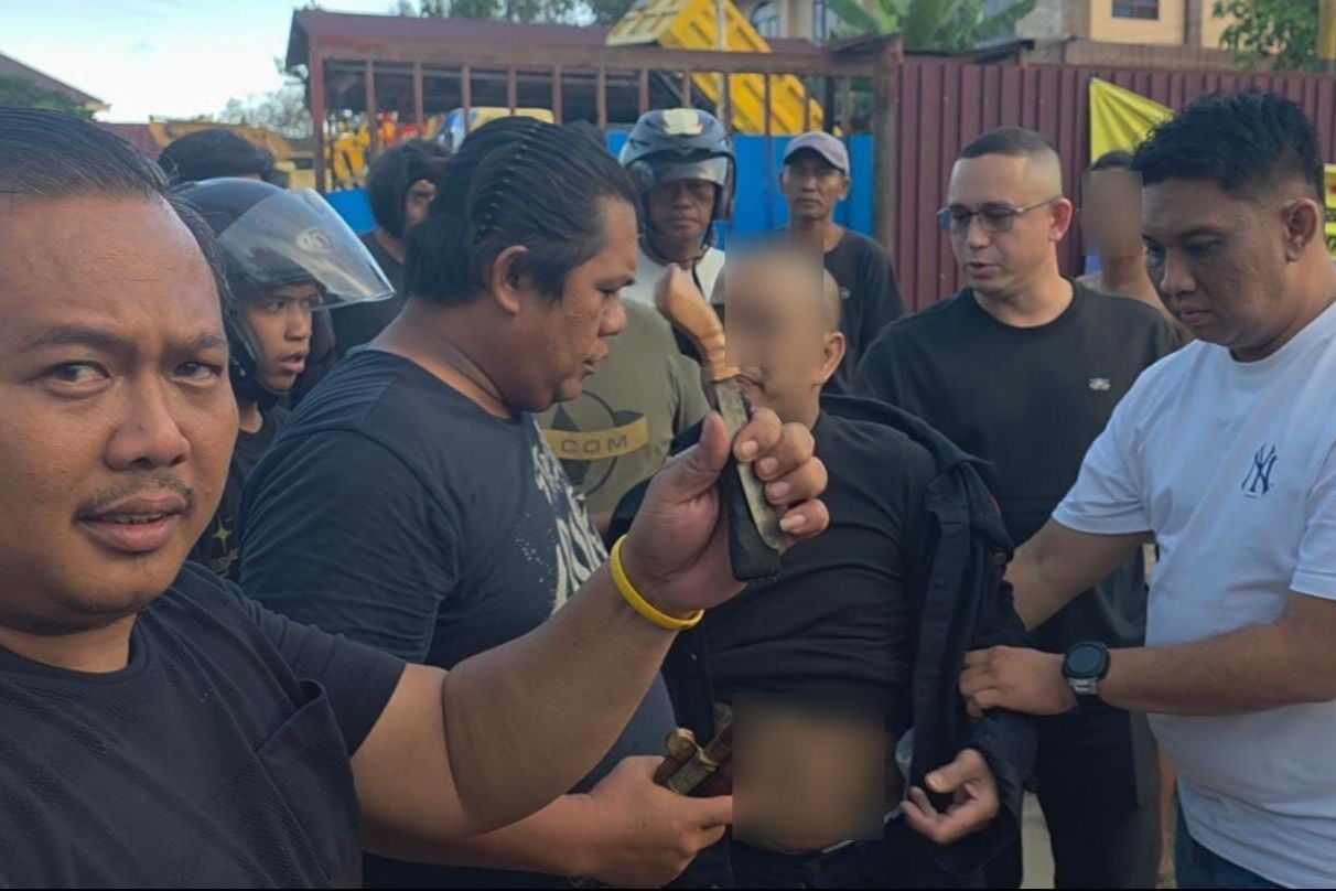 Pria di Balikpapan Ditangkap Polisi Saat Ribut di Jalan, Ditemukan Bawa 4 Senjata Tajam