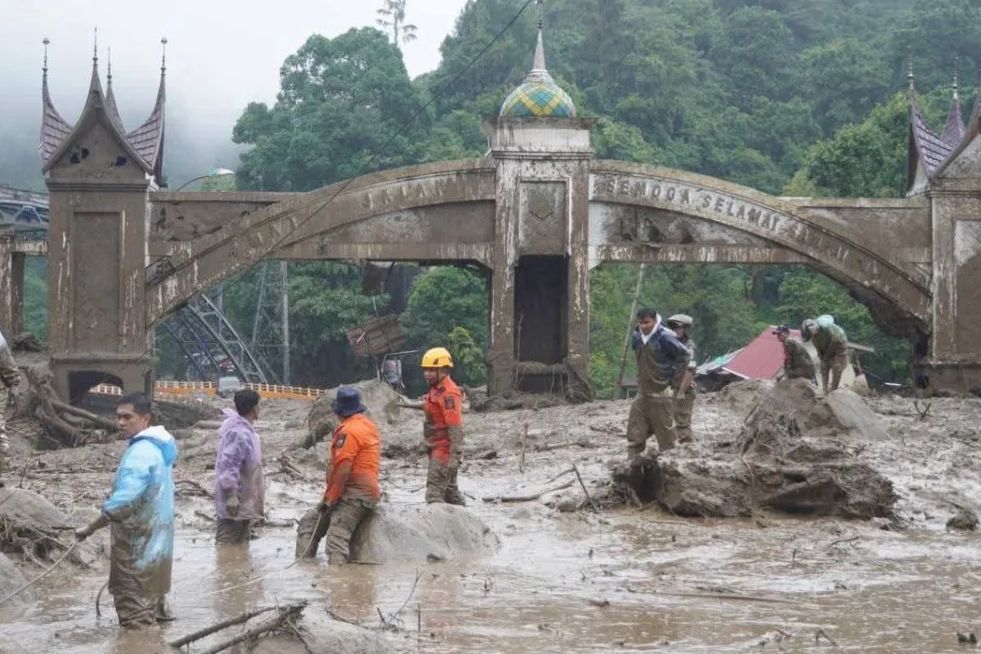 Banjir Bandang Sumatera: 13 Jembatan di Padang Hanyut, Distribusi Pasokan Medis Gunakan Helikopter