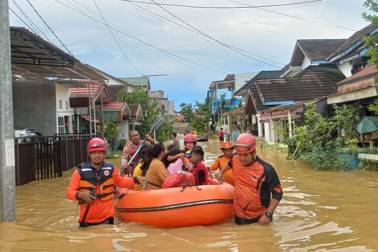 Hujan Deras Sebabkan Banjir di Bontang, Warga Terpaksa Tidur di Kantor Kelurahan
