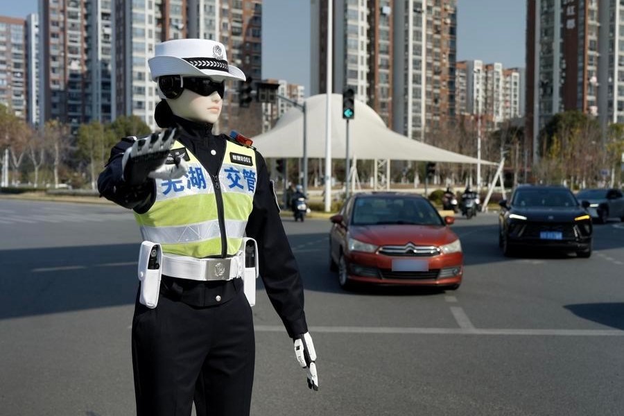 China Pekerjakan Robot Polisi saat Libur Hari Buruh Internasional