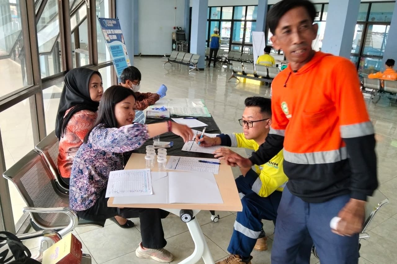 BNNK Bontang Datangi KNI, 30 TKBM Dites Urine Dadakan 