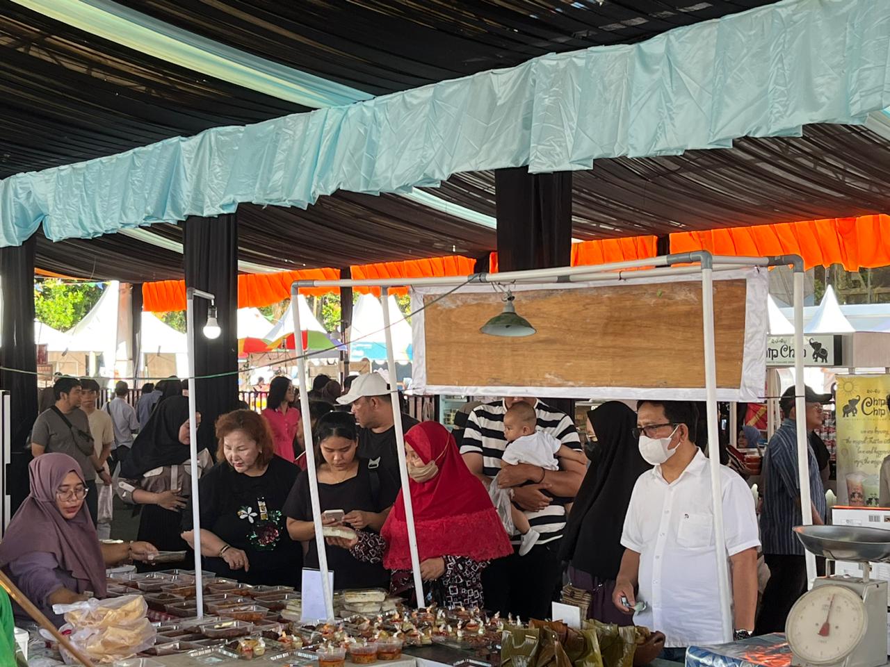 Meski Telah Resmi Ditutup, Kegiatan Jual Beli Pedagang di Pasar Ramadan Masih Berlangsung