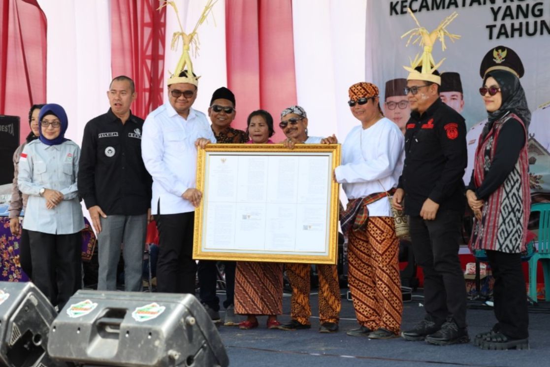 Desa Kedang Ipil Terima SK Pengakuan Masyarakat Hukum Adat Pertama di Kukar