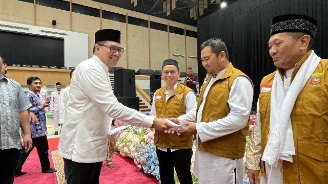 Andi Harun Berikan Uang Saku 100 Riyal Kepada Calon Jamaah Haji Samarinda