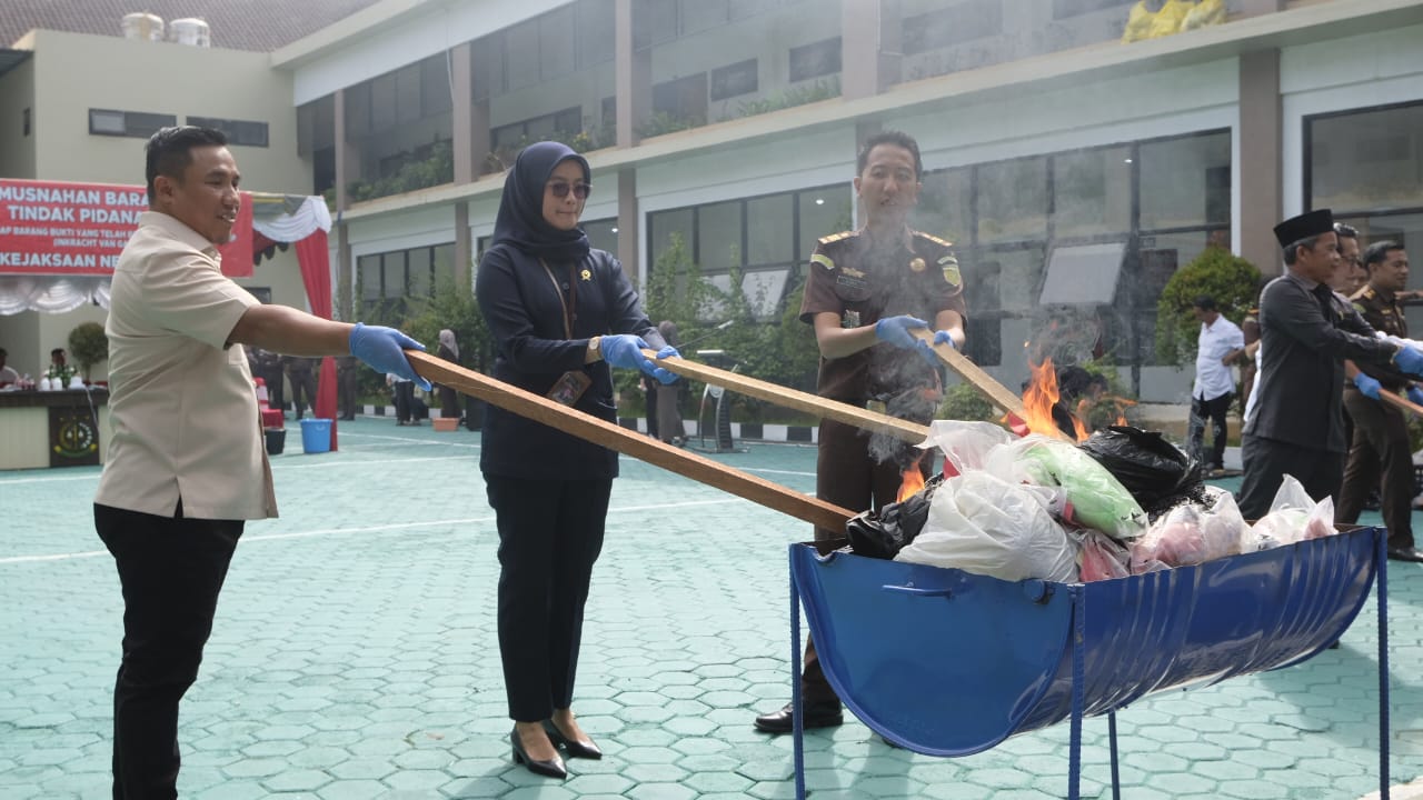 Kejari Berau Musnahkan Barang Bukti dari 184 Perkara