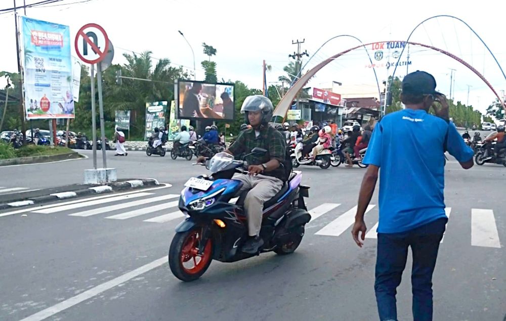 Polisi Jaga Perempatan Jalan untuk Mencegah Kecelakaan