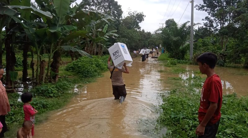 Banjir dan Longsor Hambat Distribusi Logistik Pemilu di Paser