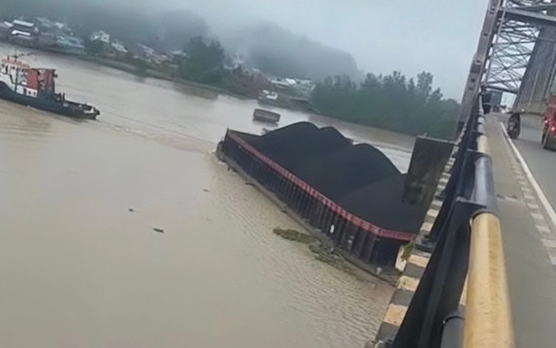  Kapal Tabrak Jembatan Mahakam Hulu, KSOP dan Polairud Selidiki Penyebab Insiden
