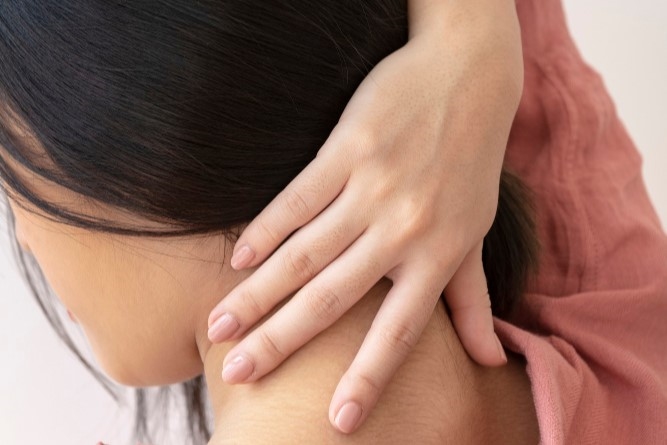 Hobi Kretek Leher saat Pegal? Hati-hati Dampak Serius yang Mengintai