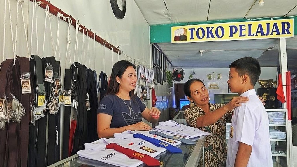 Pekan Pertama Sekolah, Penjualan Seragam Tetap Tinggi di Tengah Program Seragam Gratis