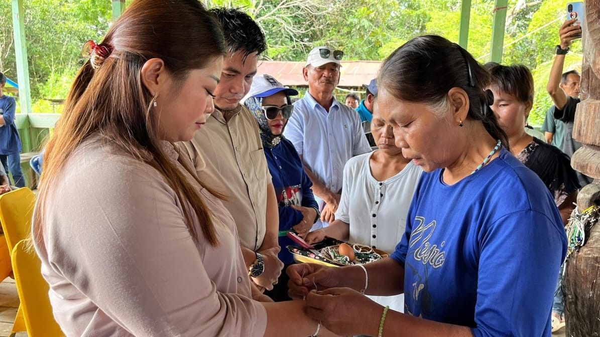 Angela-Suhuk Sambut Sinergi Semua Pihak dalam Membangun Mahulu, Termasuk Paslon 01 dan 02