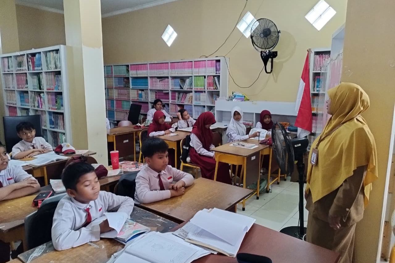 Menilik Akar Permasalahan Siswa SDN 038 Penajam Belajar di Perpustakaan Bersekat