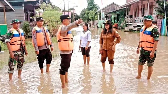 Tinggi Air Capai 40 Sentimeter, Danramil dan Kapolsek Dampingi Warga Terdampak Banjir
