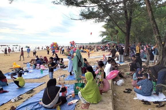 15 Ribu Pengunjung Padati Pantai Manggar Balikpapan saat Libur Natal 2023