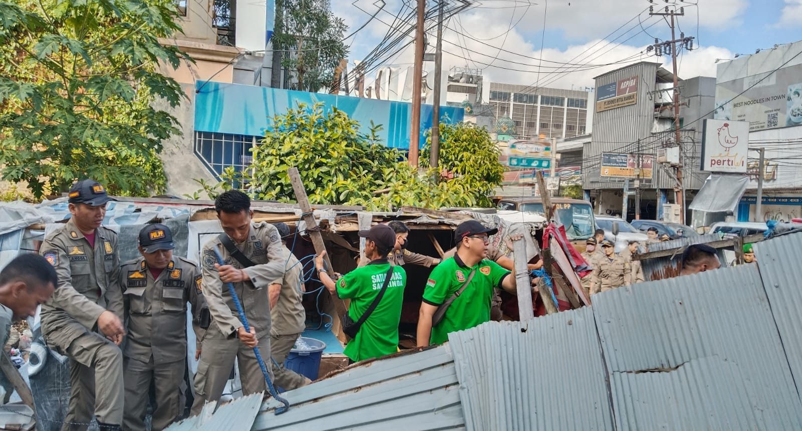 Tertibkan Bangunan Liar, Satpol PP Samarinda Endus Dugaan Praktik Kriminalitas di Kawasan Kumuh