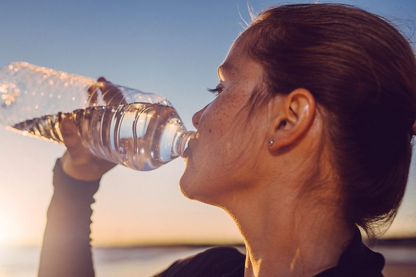 Hasil Penelitian: Minum dari Botol Plastik Bisa Meningkatkan Tekanan Darah 