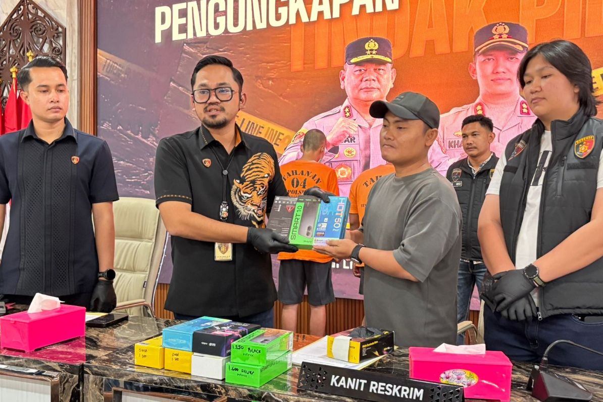 Pencuri Lintas Daerah Dibekuk, Polres Kukar Kembalikan 14 Ponsel Curian ke Pemilik Toko