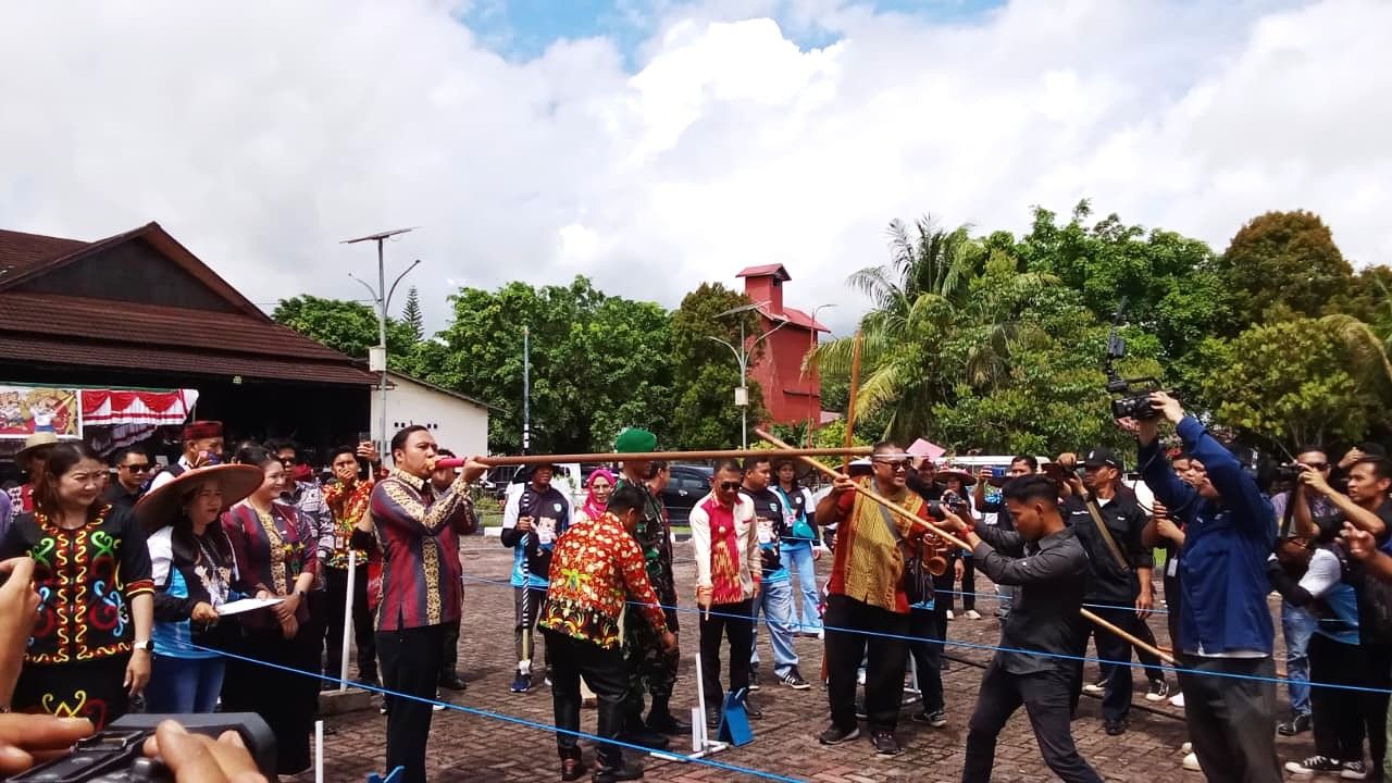 Menyumpit Meriahkan HUT ke-26 Kutai Barat, Tradisi Dayak Jadi Olahraga Prestasi