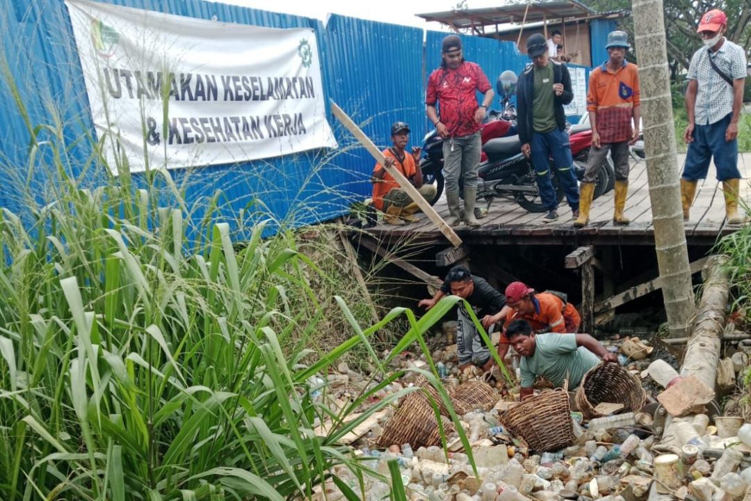 Warga Sempaja Selatan Keluhkan Sampah Menumpuk di Sungai, Diduga dari Gor Kadrie Oening