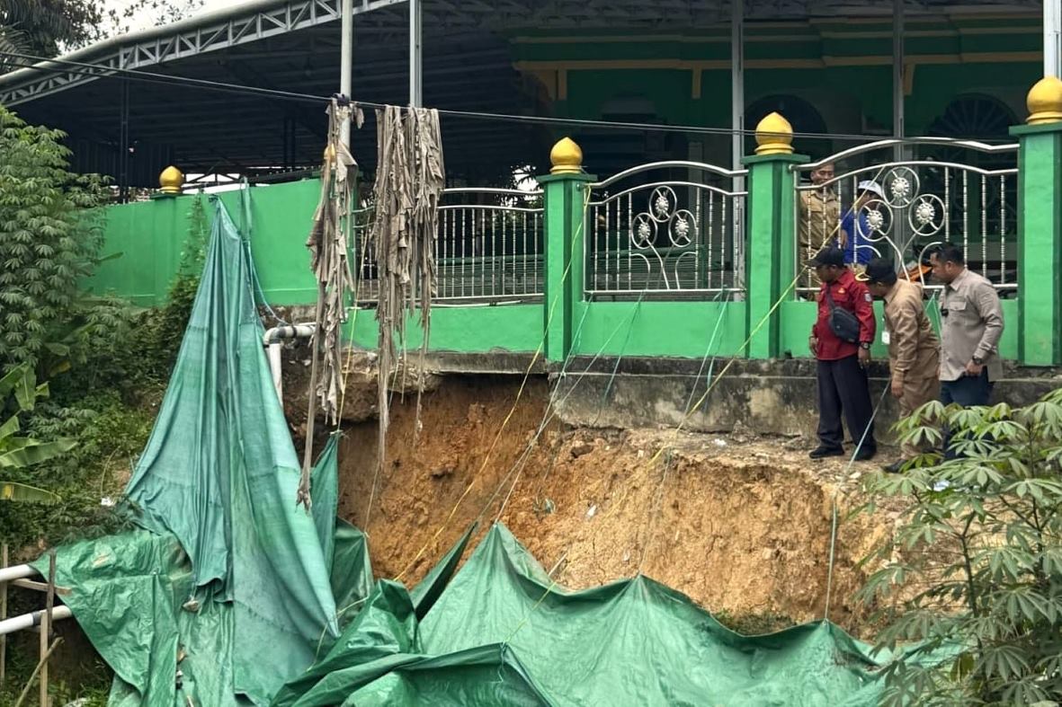Masjid Terancam Ambruk akibat Longsor, DPRD Paser Desak Pemkab Turun Tangan