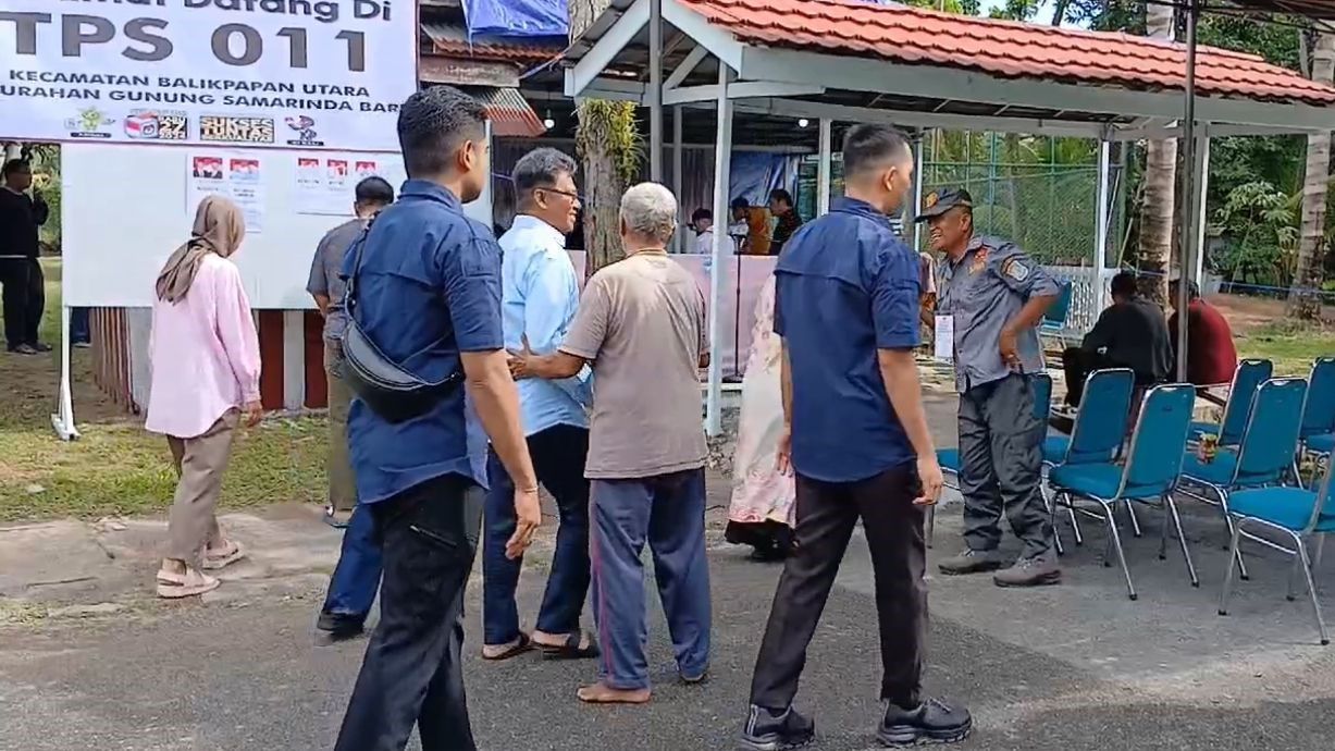 Calon Wali Kota Balikpapan, Sabani Berikan Hak Suara di TPS 011 Gunung Samarinda Baru