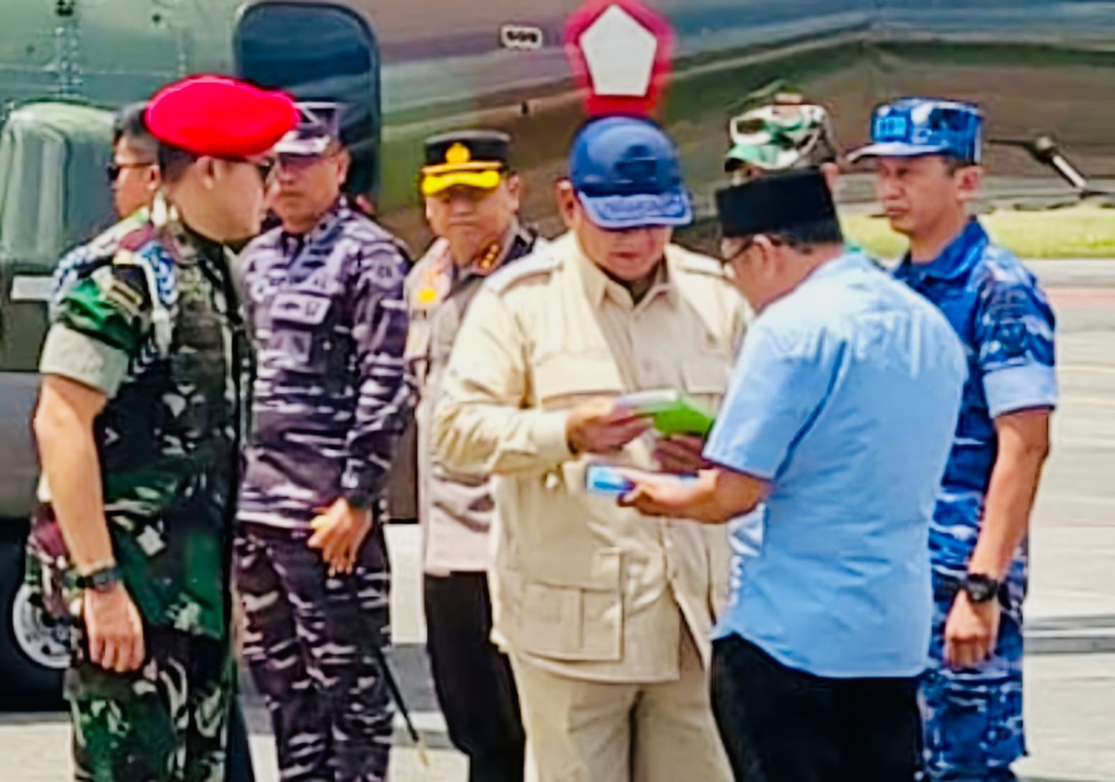 Prabowo Subianto Kunjungi Kaltim, Rektor Uniba Sambut dengan Dua Buku IKN di Balikpapan