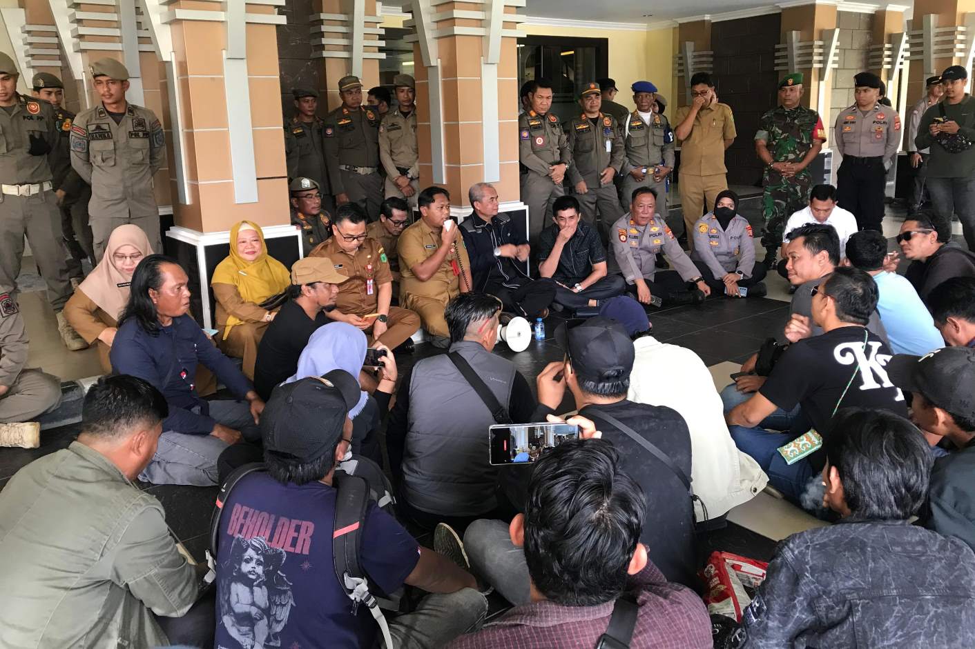 Warga Lingkar Tambang PT PSG Geruduk Kantor Bupati Berau