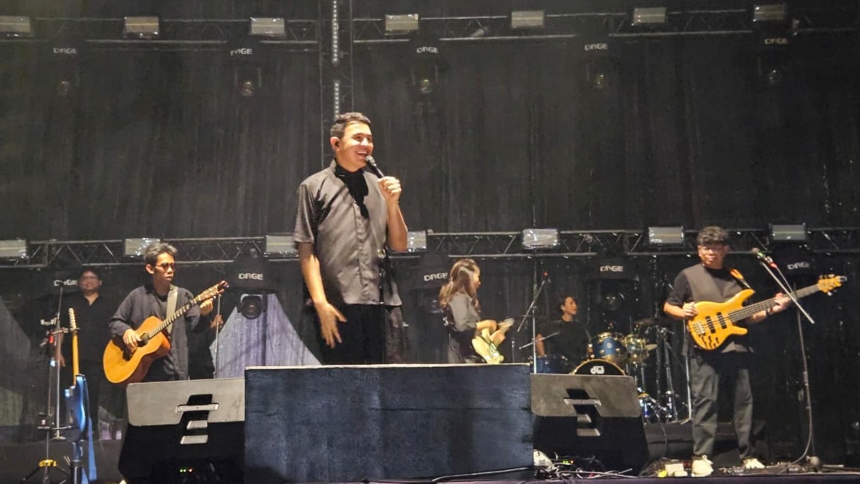 Tulus dan Sal Priadi Sukses Bikin Penonton Baper Bersama dalam Konser HUT SMAN 3 Samarinda 