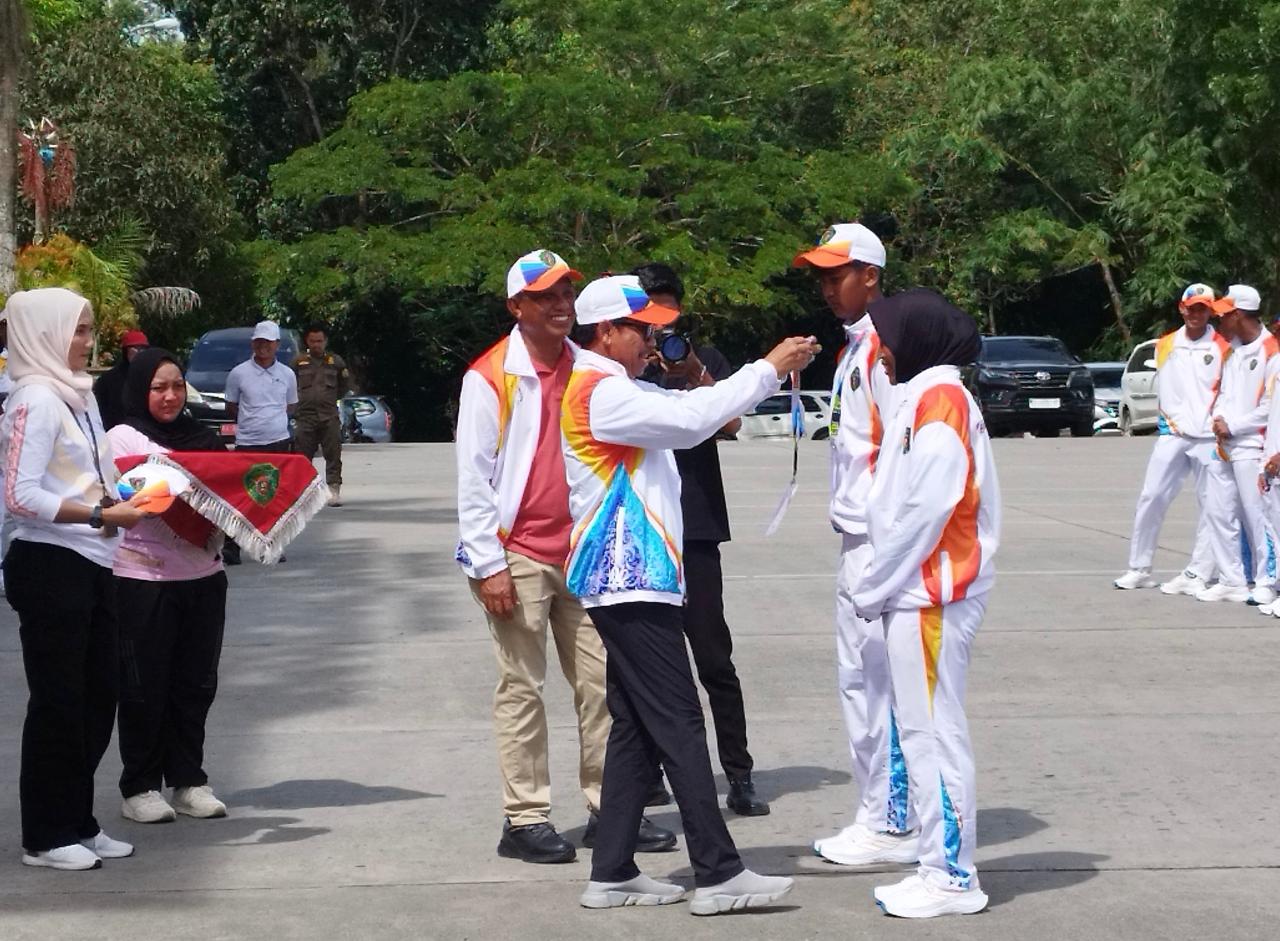 Waris Muin Lepas Kontingen PPU untuk Berlaga di Popda Kaltim XVII 