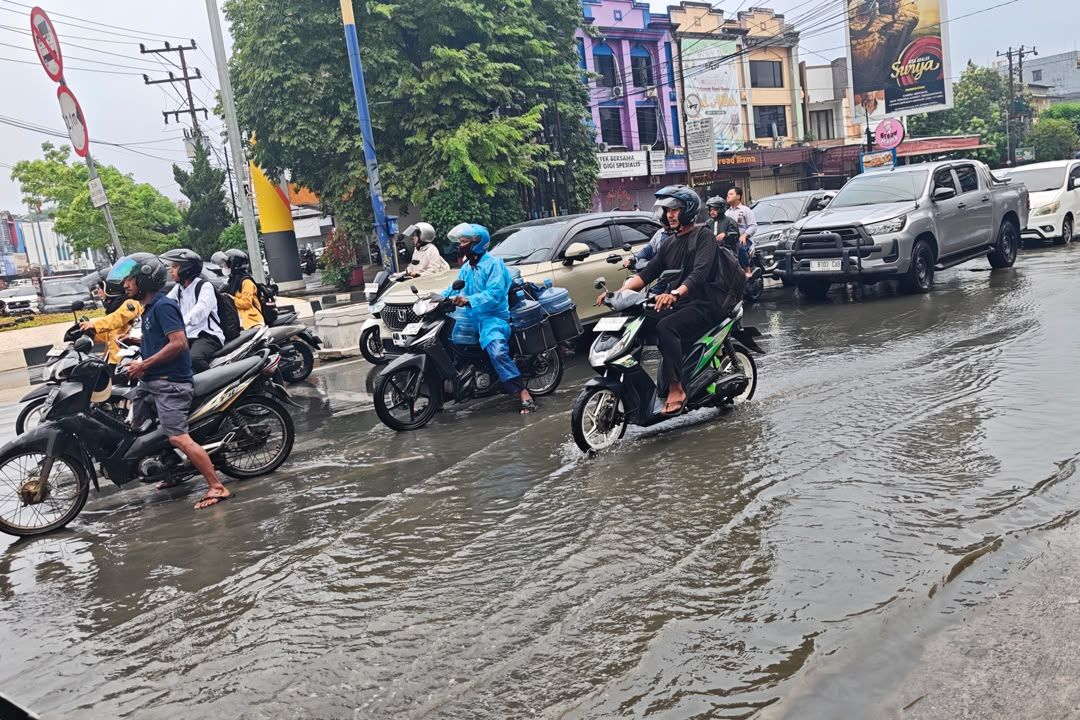 Usai 3 Bulan Kering, Hujan Deras Genangi 13 Jalan di Kota Samarinda