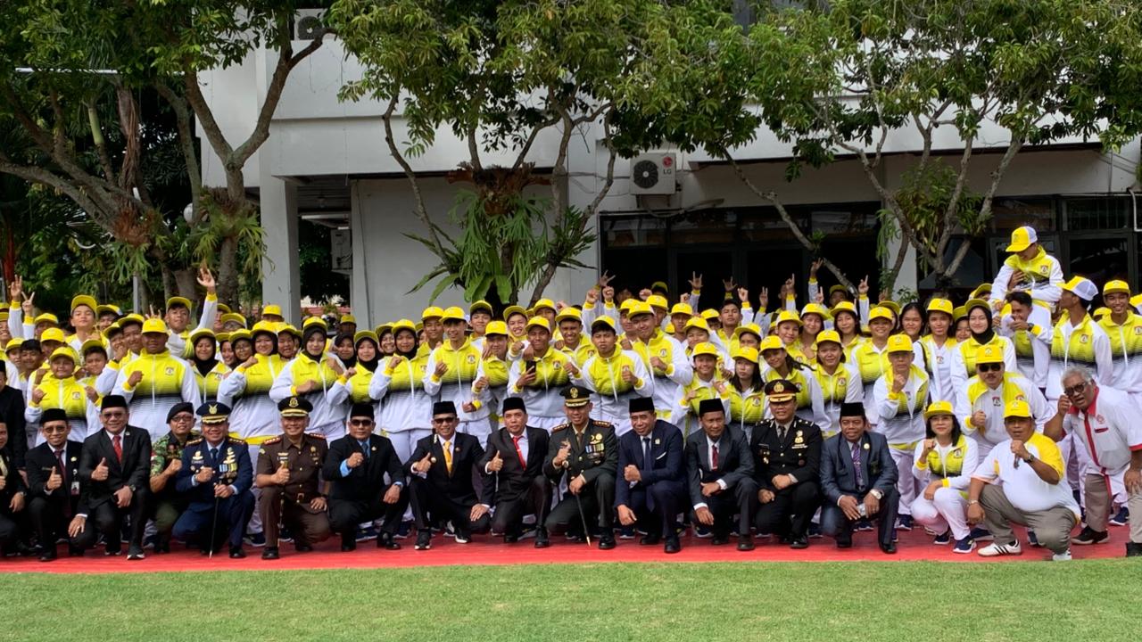  Balikpapan Lepas Kontingen Pelajar dan Serahkan Bonus bagi Atlet Berprestasi 