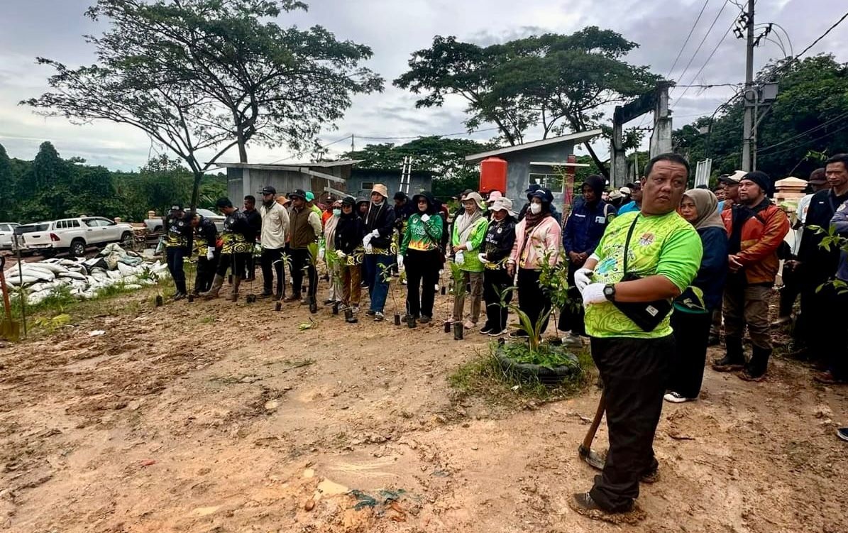 DLH Kutim Tanam 200 Pohon di TPA, Dukung Green Belt dan Peringati Hari Linkungan Hidup
