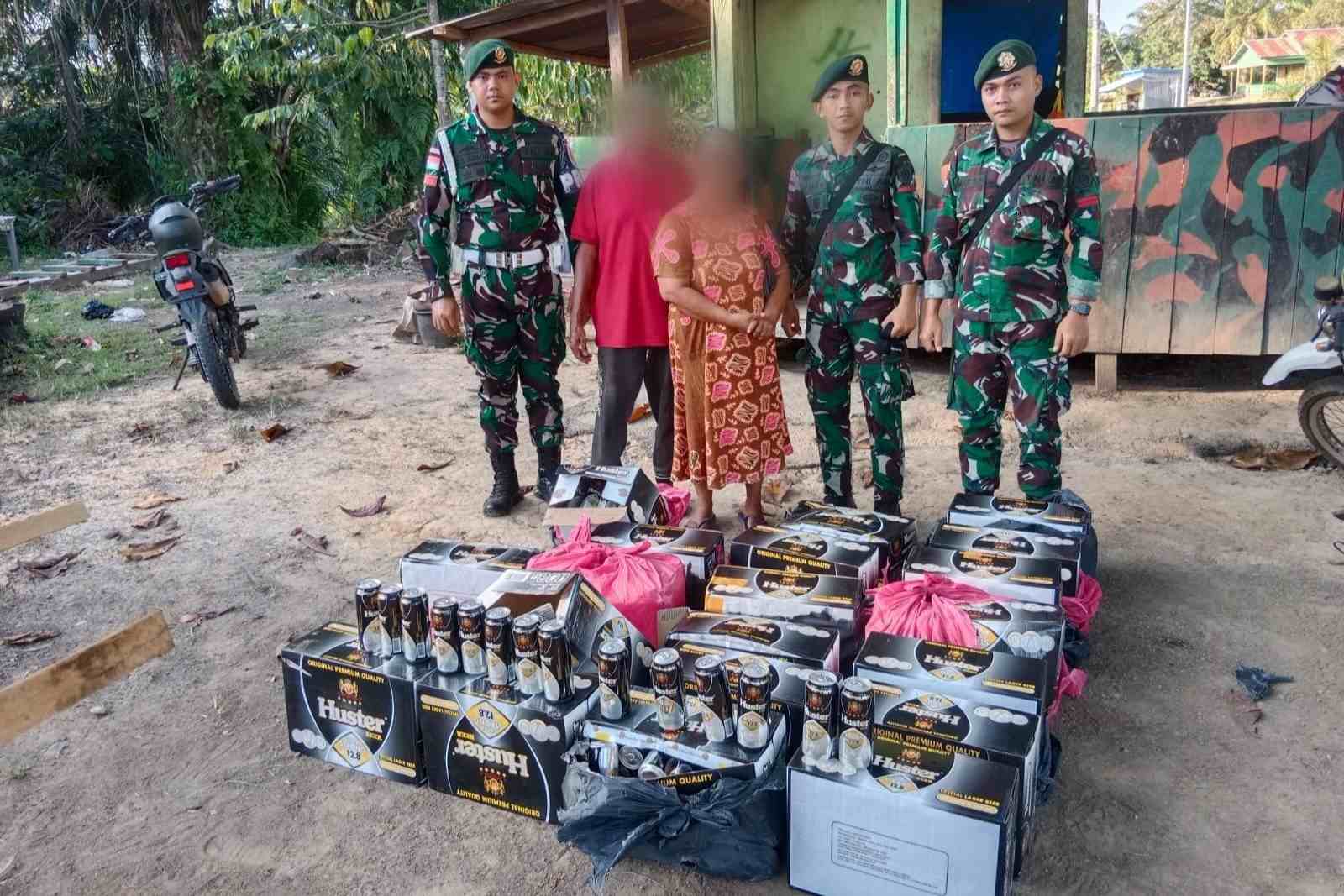 Satgas Pamtas Yonarmed 11 Kostrad Gagalkan Penyelundupan Ratusan Kaleng Miras dari Malaysia