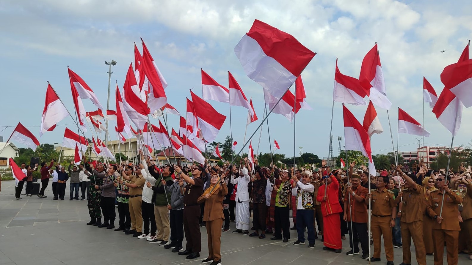 Pemkab Kukar Bagikan Lebih dari 10.000 Bendera di 20 Kecamatan