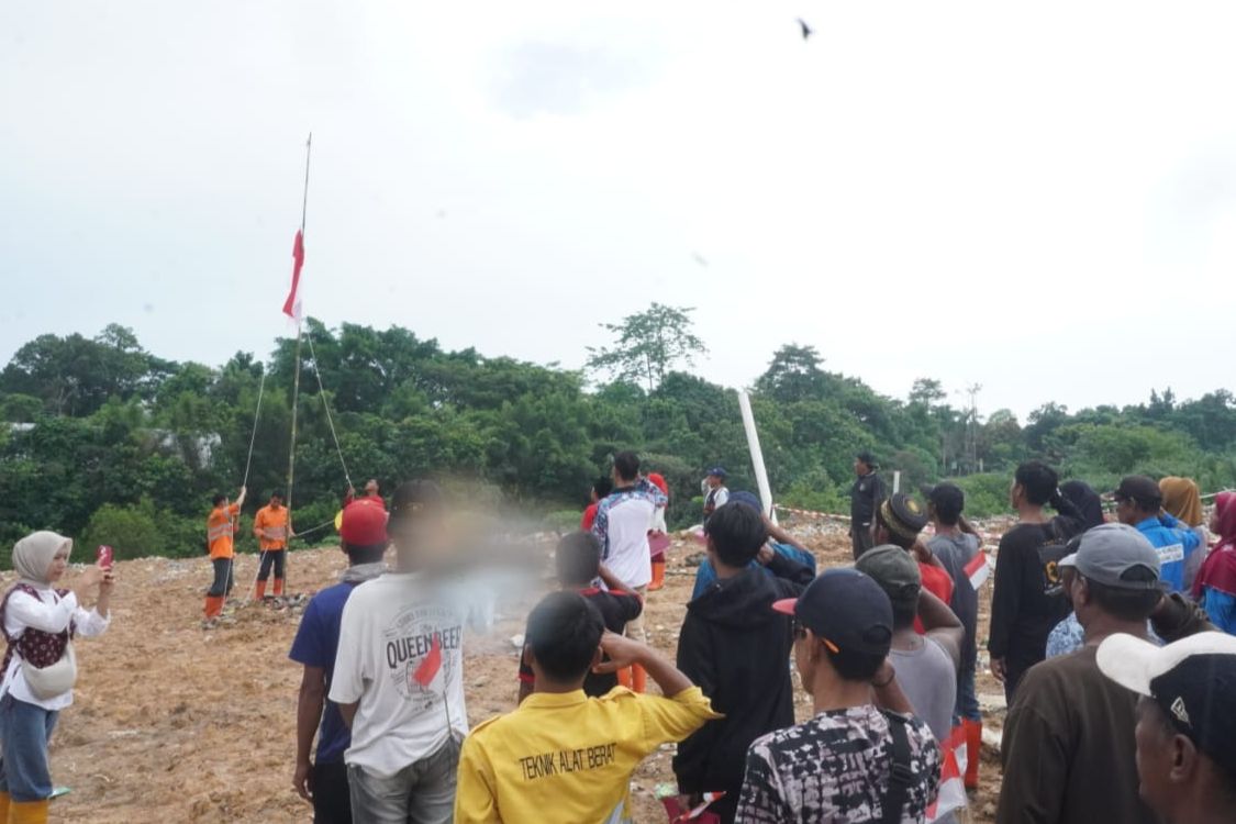 Pemulung di Bontang Peringati HUT Ke-80 RI, Upacara di Atas Tumpukan Sampah