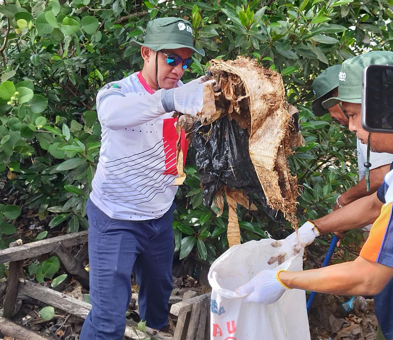 Coastal Clean Up, Upaya Kideco Bersihkan Sampah di Pesisir Pondong Paser